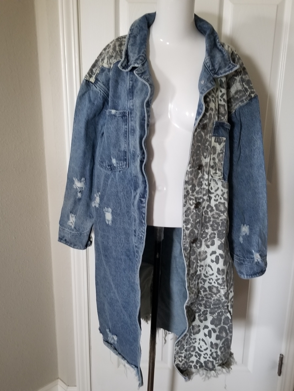 Oli & Hali Women's Denim Distressed jacket Size S